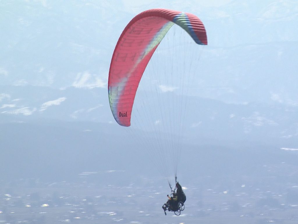 パラグライダーで空を飛ぶ加藤さん